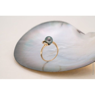 Bague en or avec perle ronde